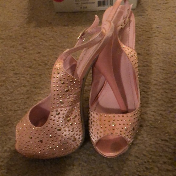 Cute pink heels - Picture 3 of 4
